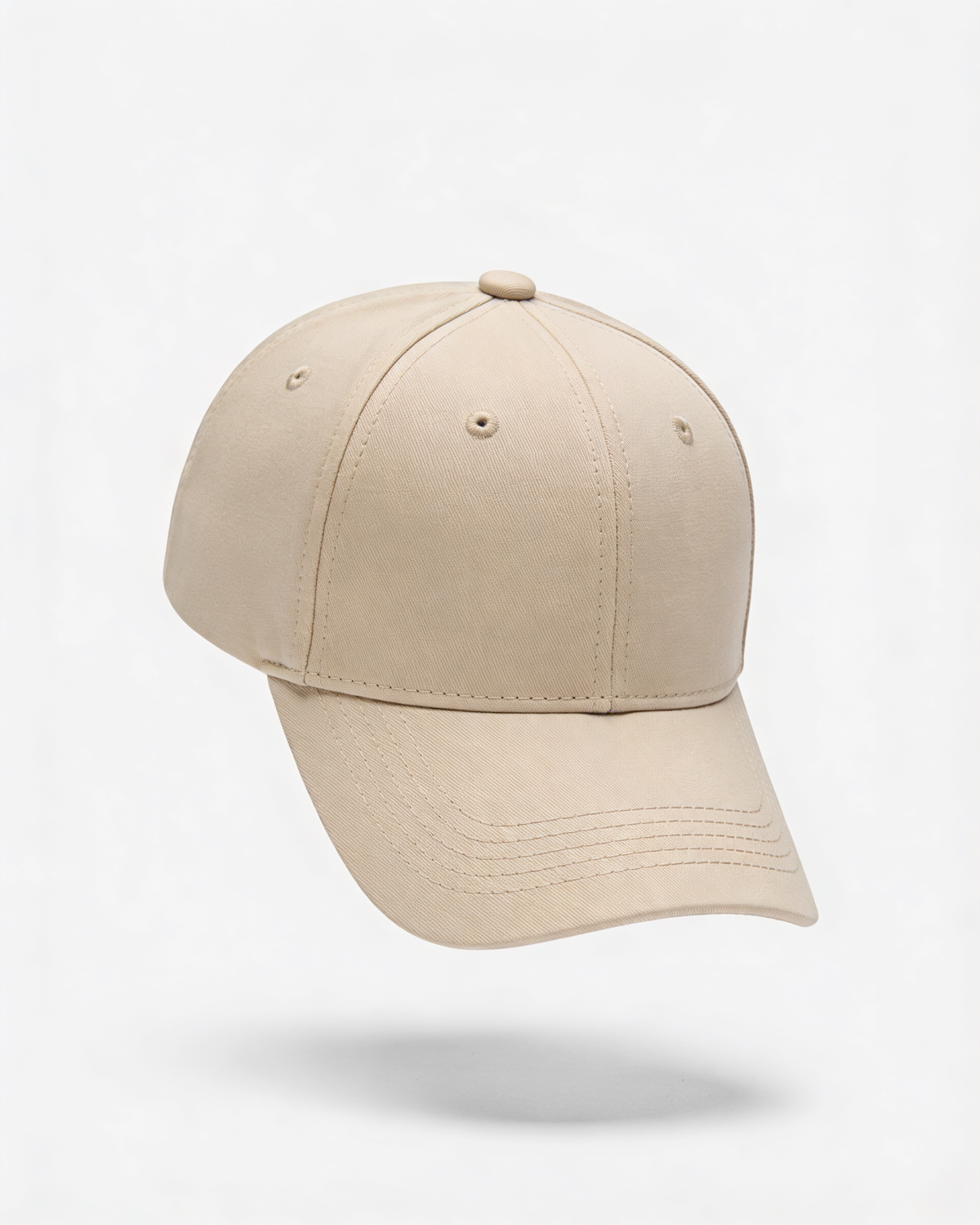 Beige Baseball-Cap mit gebogenem Schirm auf weißem Hintergrund
